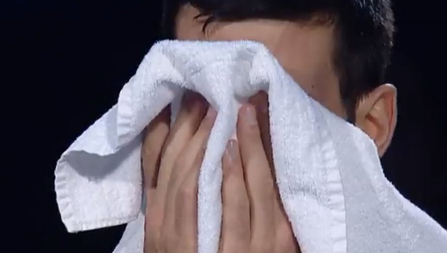 NOLE, IZDRŽI! Zastrašujuć prizor u Torinu: Đoković u fetusnom položaju – Novak se držao za glavu na izmaku snage (VIDEO)