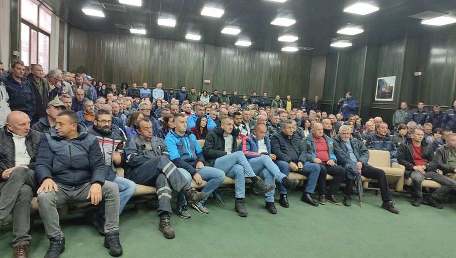 НЕ ОДУСТАЈУ ОД ПОВЕЋАЊА ПЛАТА: Радници Рудника и термоелектране Гацко ступили у штрајк у управној згради