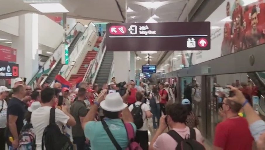 TO SAMO SRBIMA MOŽE DA PADNE NA PAMET: Uz ovu pjesmu su navijači „orlova“ krenuli metroom na meč sa Brazilom (VIDEO)