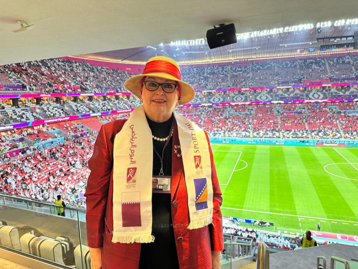 ZA KOGA LI NAVIJA? Bisera Turković na Svjetskom prvenstvu u Kataru, ogrnuta šalom sa arapskim slovima (FOTO)