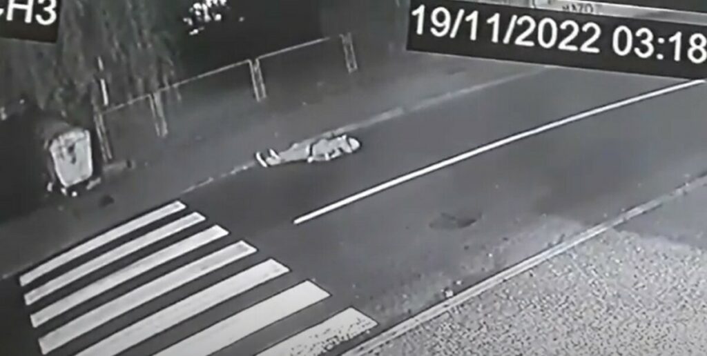 UZNEMIRUJUĆI VIDEO KOD BRČKOG: Automobil na pješačkom prelazu „pokupio“ pješaka