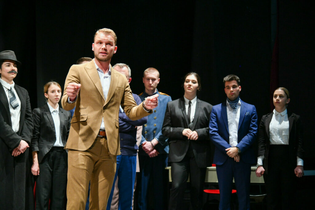 „UŽIVAO SAM“ Stanvuković prisustvovao predstavi „Veleizdajnički proces“