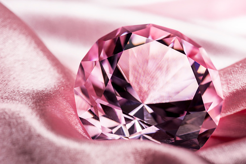 МИЛИОНСКА АУКЦИЈА: Невјероватно за колико новца је отишао ријетки дијамант
