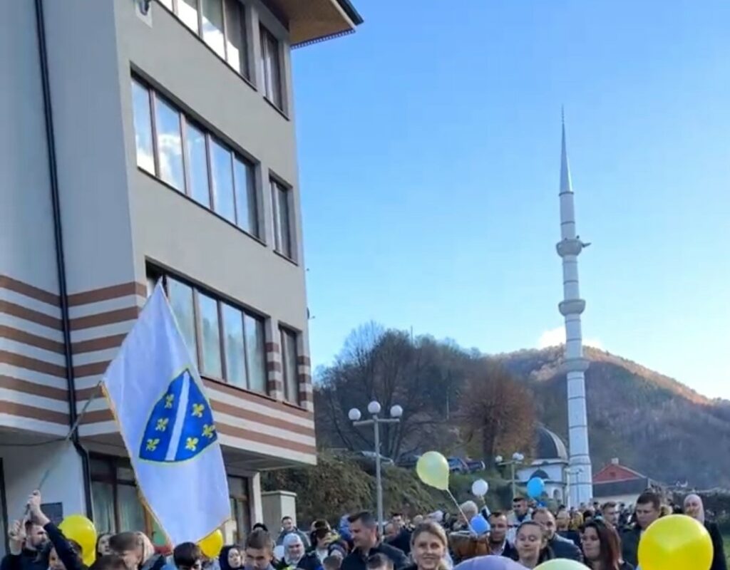 DUHOVI PROŠLOSTI NA ULICAMA SREBRENICE: Ratnim zastavama Bošnjaci poslali prijeteću poruku Srbima