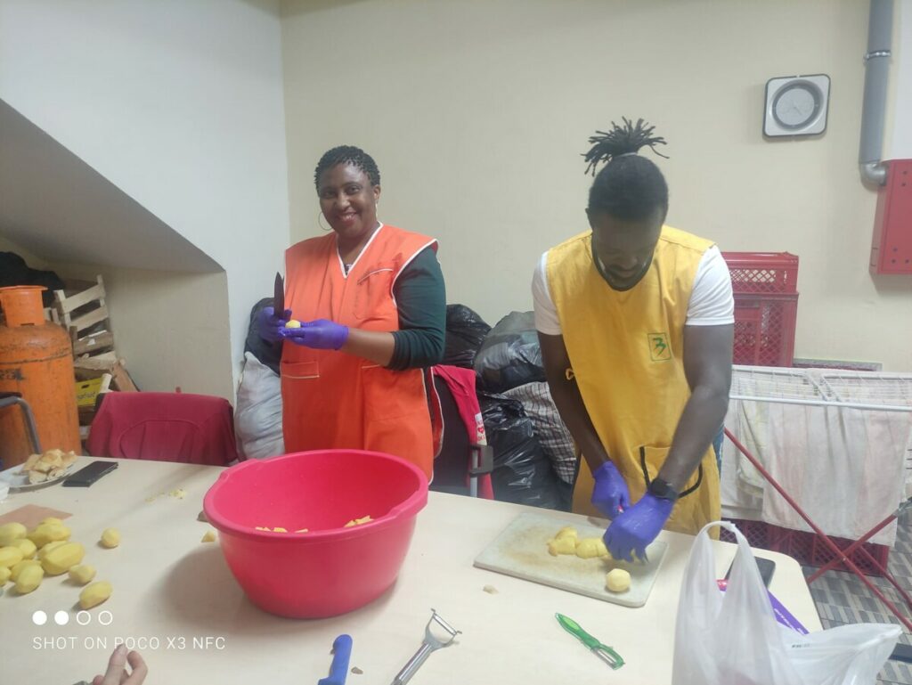 HUMANOST NE POZNAJE GRANICE: Studenti iz Afrike spremaju obroke u kuhinji “Mozaik prijateljstva”