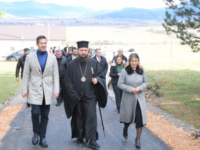 ODLIKOVAN NIKOLA ROKVIĆ: Episkop Sergije blagoslovio novoizgrađeni put u Koluniću