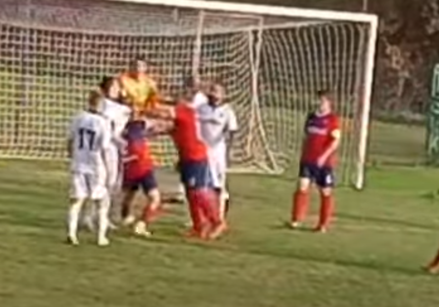 SKANDAL NA JUGU SRBIJE: Fudbalski funkcioner udario protivničkog igrača (VIDEO)