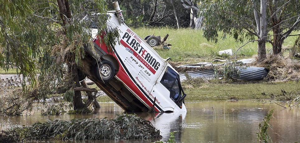 ЕВАКУИСАНО НА СТОТИНЕ ЉУДИ: Драматичне поплаве у Аустралији (ВИДЕО)