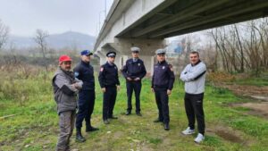 „ПИТАО САМ ЈЕ ЗАШТО ТО РАДИШ“ Младић и полицајци спасили дјевојку из хладне ријеке Босне