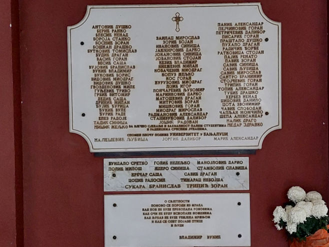 „TO NE SMIJEMO NIKADA ZABORAVITI“: Odata počast za 87 poginulih studenata i radnika Univerziteta u Banjaluci