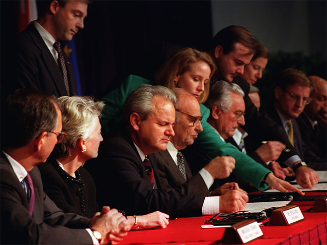 MILOŠEVIĆ, TUĐMAN I IZTBEGOVIĆ STAVILI POTPIS: Godišnjica potpisivanja Dejtonskog mirovnog sporazuma