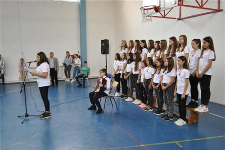 УЧЕНИЦИ ПОКАЗАЛИ ТАЛЕНАТ: Завршени “Дани јабуке” у школи “Десанка Максимовић” у Зворнику