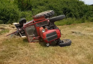 STRAŠNA NESREĆA KOD PRIJEDORA: Traktor se prevrnuo, mladić ostao bez noge