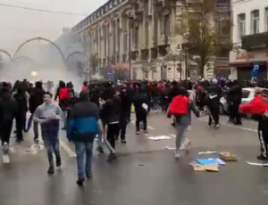 NAPADNUTI POLICAJCI: Incidenti u Briselu poslije utakmice sa Marokom (VIDEO)