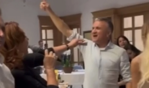 LOM U KUĆI ĐOKOVIĆA: Ana Bekuta pjevala na slavi kod Novaka (VIDEO)