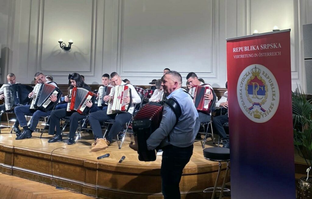 ZVUK UGLJEVIKA ČUO SE U BEČU: Orkestar harmonika oduševio publiku austrijsku publiku