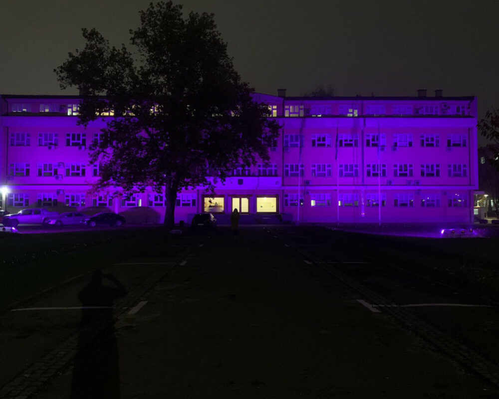 ПРИЈЕДОР: Зграда Градске управе освијетљена љубичастом бојом