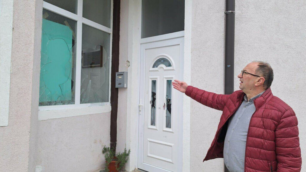 „NE SMIJEM NI DA POMISLIM ŠTA BI BILO SA MOJIM UKUĆANIMA“ Vandalski napad na kuću načelnika opštine Ribnik