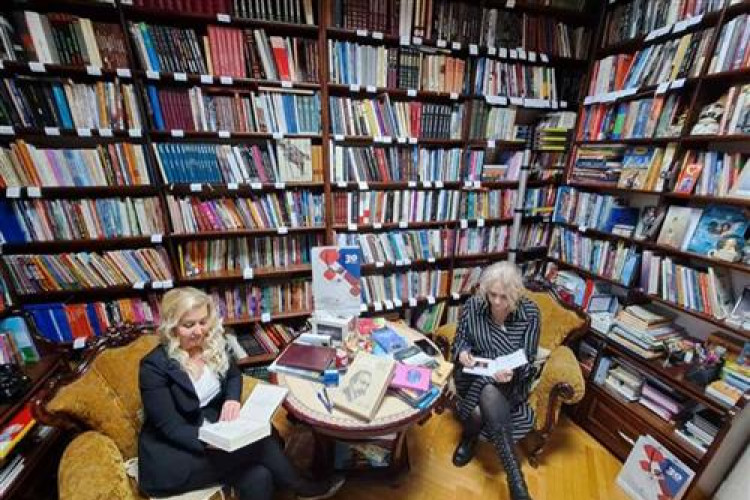 LIJEP GEST „SLUŽBENOG GLASNIKA“: Poklonili knjige biblioteci „Sestre Gajić“
