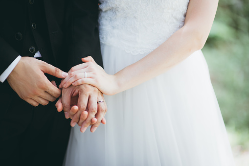 POSTOJE JAKI RAZLOZI: Evo zašto žene uzimaju prezime muža na vjenčanju, ne igra ulogu samo tradicija