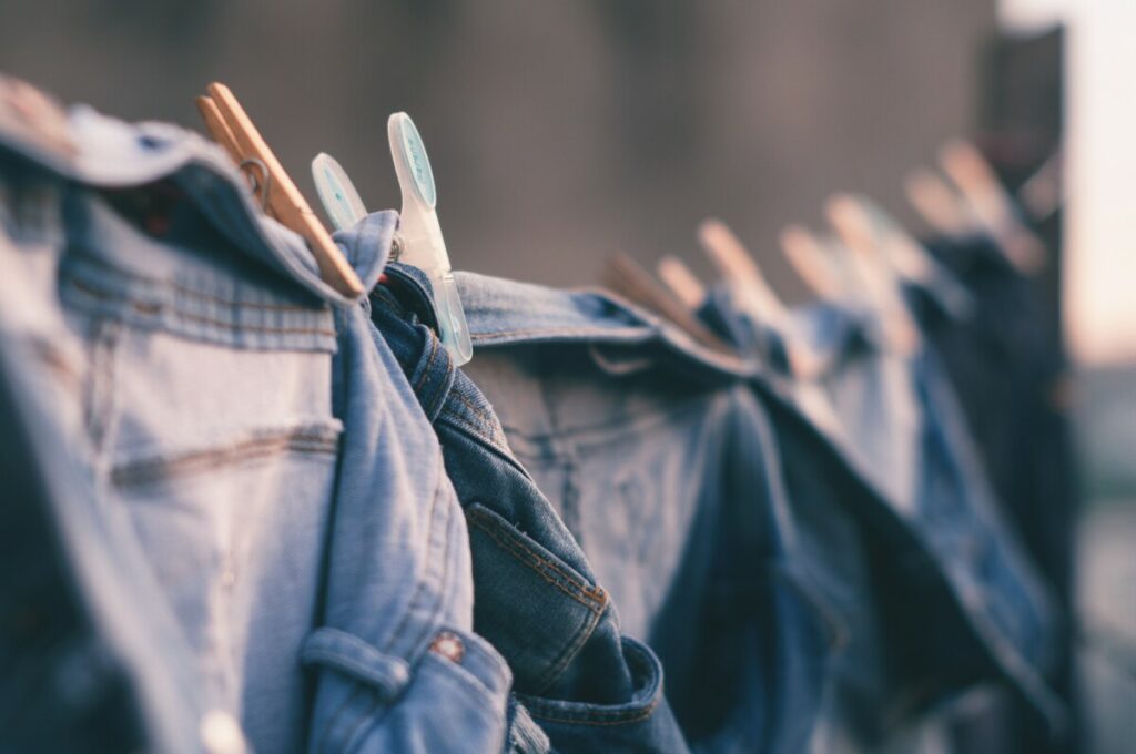 TRIK ZA DOMAĆICE: Kako spriječiti hlače da ne izblijede prilikom pranja?
