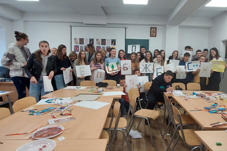 KAMPANJA „ČITAJMO ZAJEDNO“: Mostarski učenici zajedno dizajnirali ćirilicu
