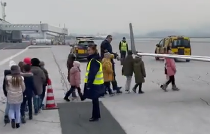 DODIK UGOSTIO MALIŠANE: Djeci u Sarajevu pokazao avion predsjednika Srpske (FOTO/VIDEO)