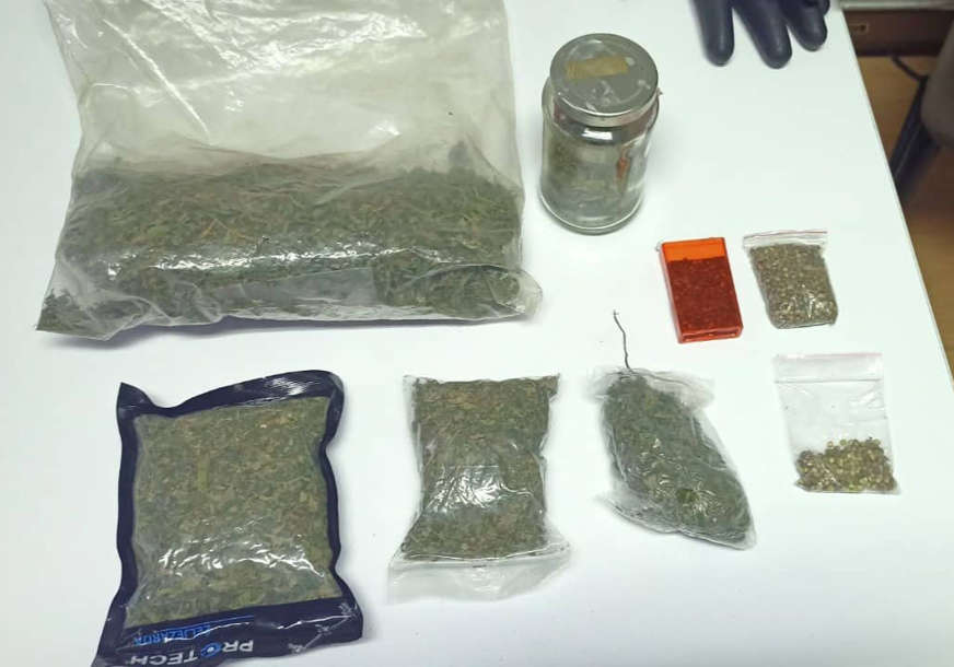 PRETRES U TESLIĆU: Policija pronašla grumen marihuane i 1.450 sjemenki indijske konoplje