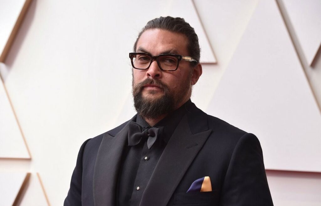 DŽEJSON MOMOA U PIDŽAMI NA CRVENOM TEPIHU: Poveo i prase (FOTO)
