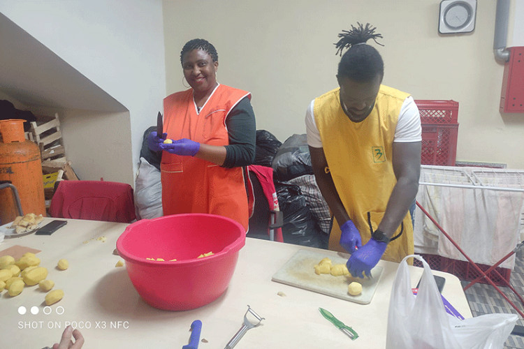 ЗА СВАКУ ПОХВАЛУ: Студенти из Гане и Танзаније помажу у кухињи “Мозаика пријатељства”