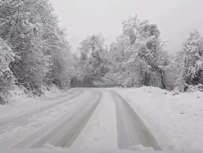 USPORENO ODVIJANJE SAOBRAĆAJA: Snijeg i mokri kolovozi otežavaju vožnju na dionicama