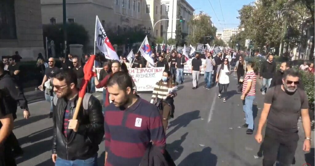 „INFLACIJA GUŠI DOMAĆINSTVA“: Više hiljada ljudi štrajkuje na ulicama Atine