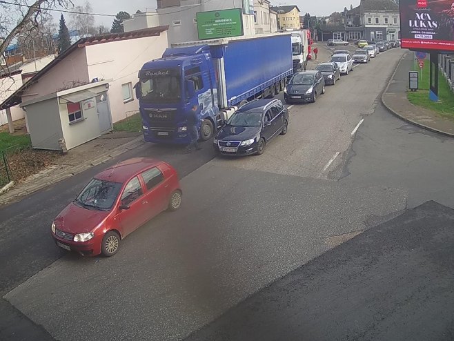 ГУЖВЕ НА ГРАНИЦАМА: Колоне аутомобила у Градишци
