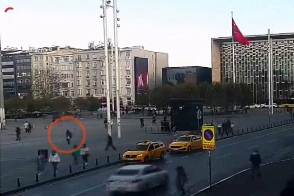 НАДЗОРНЕ КАМЕРЕ СВЕ ЗАБИЉЕЖИЛЕ: Снимци доласка терористкиње на мјесто напада у Истанбулу (ВИДЕО)