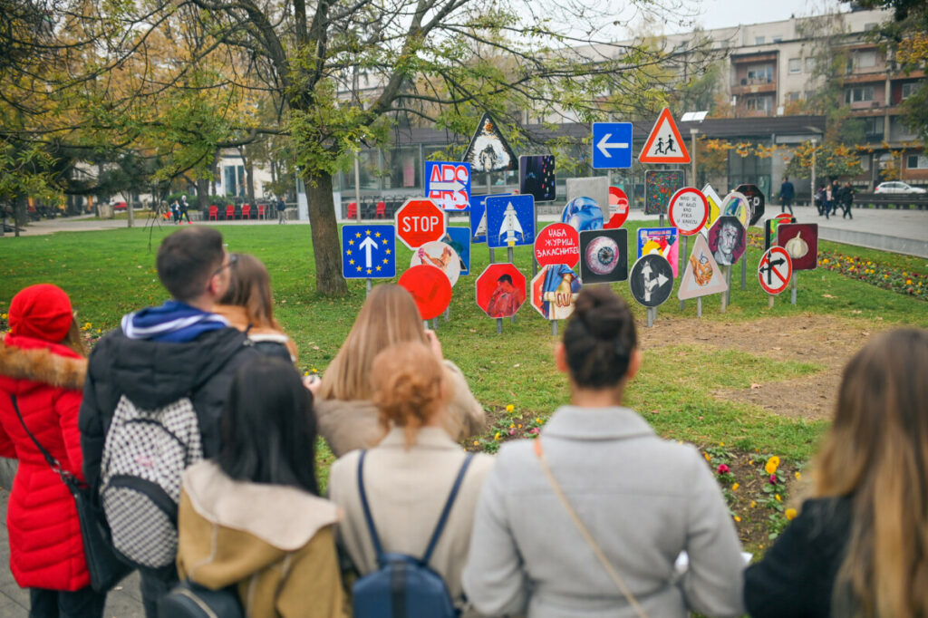 NEOBIČNA IZLOŽBA U BANJALUCI: Umjetničke instalacije „saobraćajnih znakova“ u Parku „Petar Kočić“