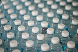 РИЗИЧНА ЗА КОНЗУМИРАЊЕ: Са тржишта се повлачи вода „Студена“ од 1,5 литар