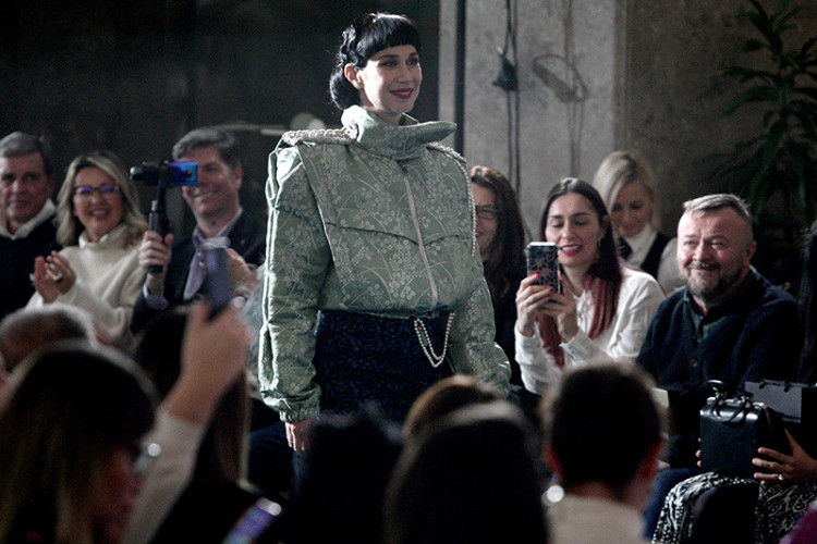 КОНСТРАКТА ПРОШЕТАЛА ПИСТОМ: Mодна ревија посвећена Јованки Броз одржана у Палати Србија (ФОТО)