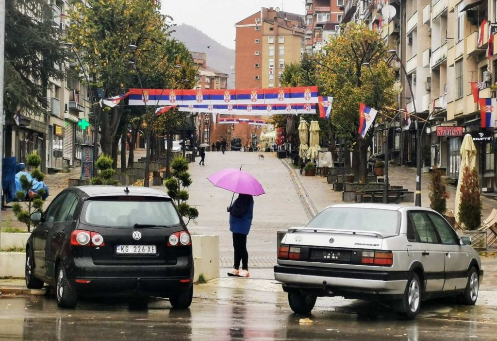 POSLJEDNJE PRIPREME ZA SKUP U KOSOVSKOJ MITROVICI: Sa razglasa se ori „Veseli se srpski rode“ (VIDEO)