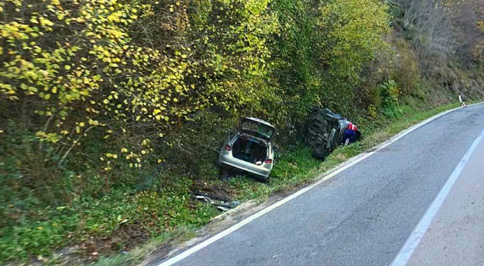 SAOBRAĆAJKA U KRUPI NA VRBASU: Dva automobila završila u kanalu