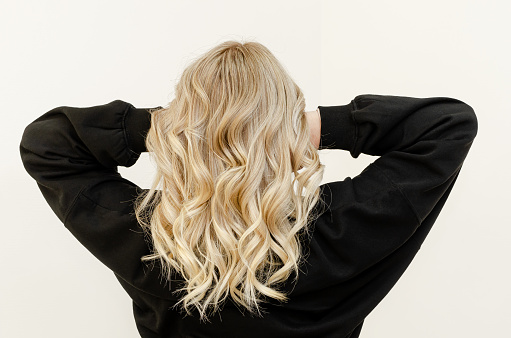 КАО ИЗ САЛОНА: Уз помоћ фолије добићете савршено таласасту косу