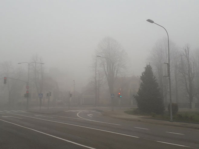 VOZAČI, BUDITE NA OPREZU: Kolovozi pretežno suvi, vidljivost smanjena zbog magle
