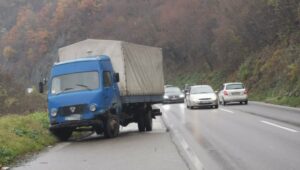 TEŠKO POVRIJEĐENI MUŠKARAC I ŽENA: Detalji saobraćajne nesreće kod Čačka (VIDEO)