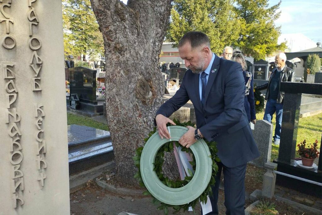 „DAN PRIMIRJA“ U BANJALUCI: Generalni konzul Srbije položio vijenac na Spomenku žrtvama veleizdajničkog procesa