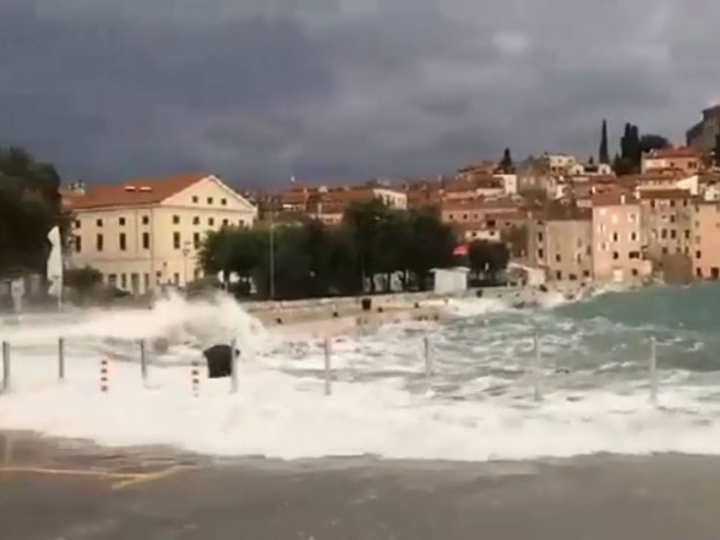 ДИО МАГИСТРАЛЕ ЗАТВОРЕН ЗА ПОЈЕДИНА ВОЗИЛА: У Хрватској данас на снази жути метеоаларм
