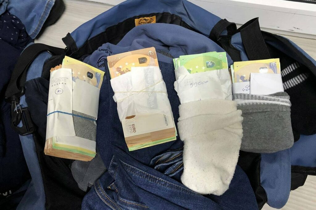 CARINICI U ČUDU: U čarapama švercovao 59.000 evra