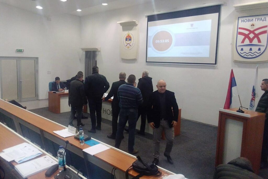 HAOS U SKUPŠTINI NOVOG GRADA: Kukavica prekinuo sjednicu, odbrnici isključeni