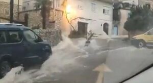 VODA DO KOLJENA: Potop u Hrvatskoj, kiša neprestano pada (FOTO/VIDEO)