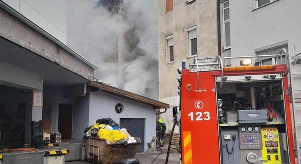 GORIO OTPADNI NAMJEŠTAJ IZA BOSKE: Požar u centru Banjaluke (FOTO)