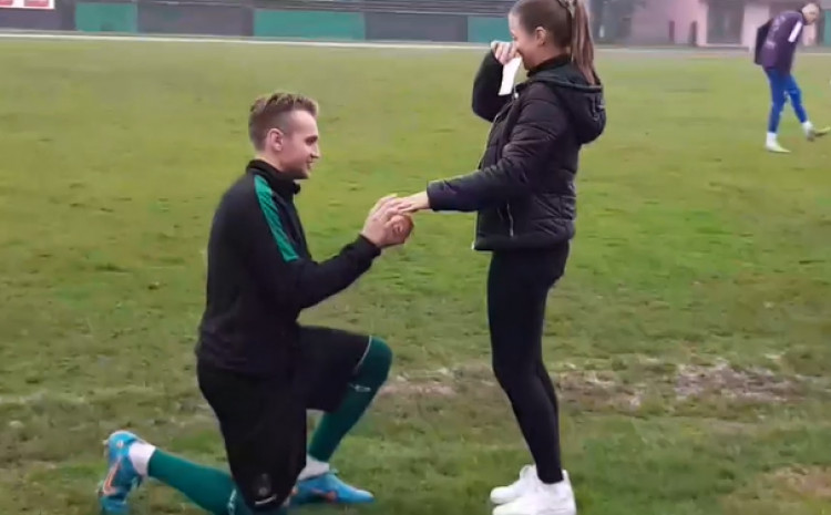 PROSIDBA NA STADIONU U BANOVIĆIMA: Fudbaler zaprosio djevojku uz pjesmu Šake Polumente (VIDEO)