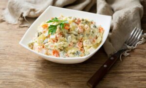 РЕЦЕПТ ЗА ПРАВУ РУСКУ САЛАТУ КОЈА ЈЕ ПОСНА: Мајонеза замијењена много здравијим састојцима